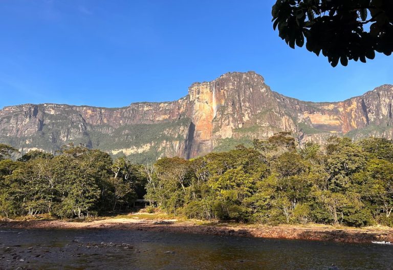 Imagen-Para-Laguna-Canaima-Tepuy-Al-Fondo-Por-Tu Mercado Ferretero